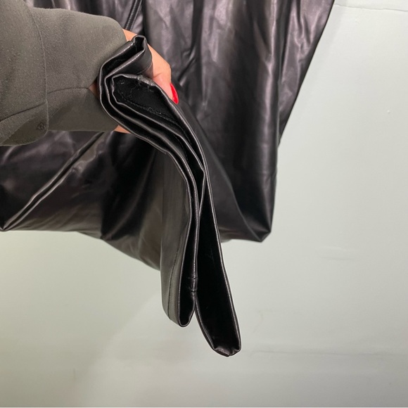 Abercrombie and Fitch The 90’s Straight Ultra High Rise Faux Leather Curve Love - Picture 4 of 8